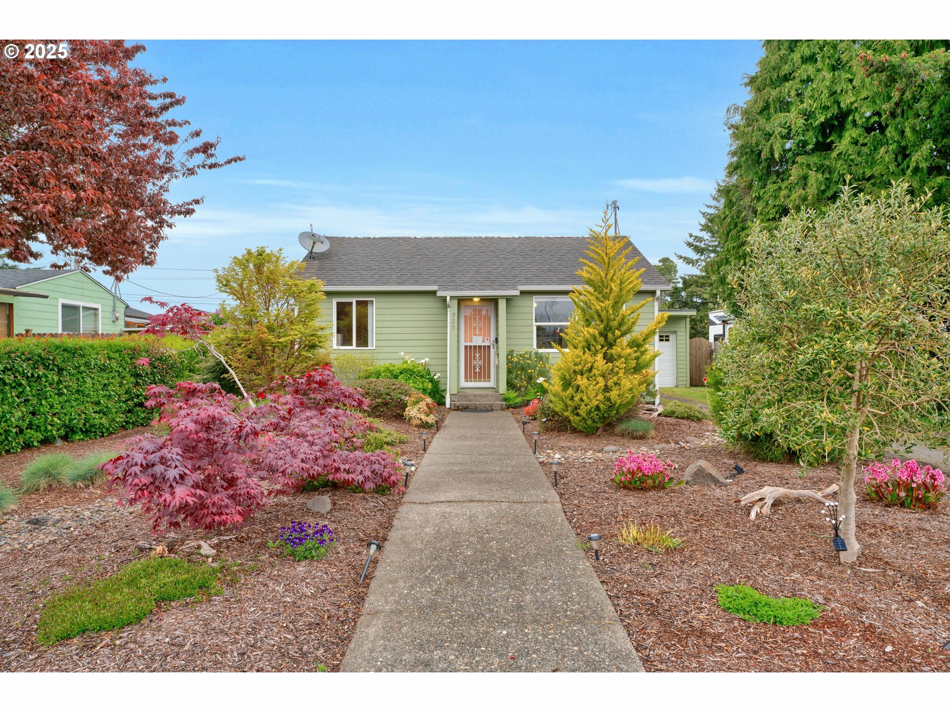 1925 17th St  Florence OR 97439 photo