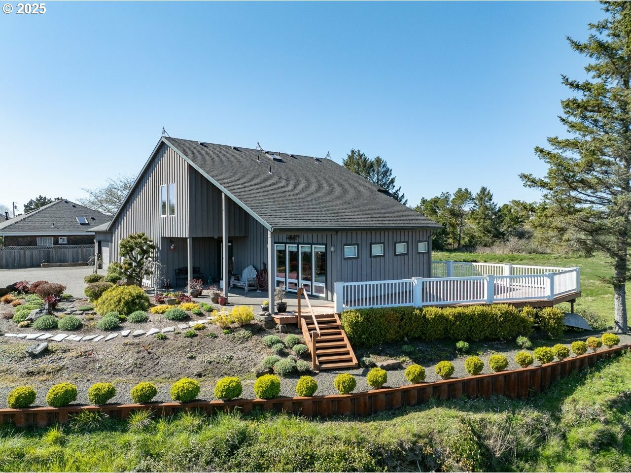 Property Photo: 500 Farrell Ct OR 97138