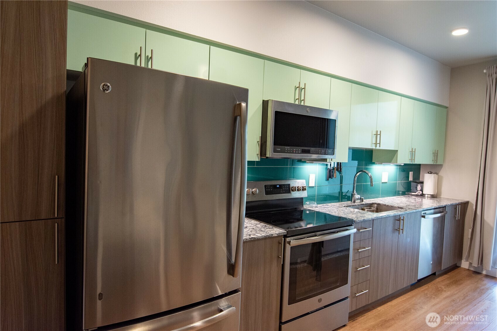 Property Photo: 1083 103rd 406 WA 98004