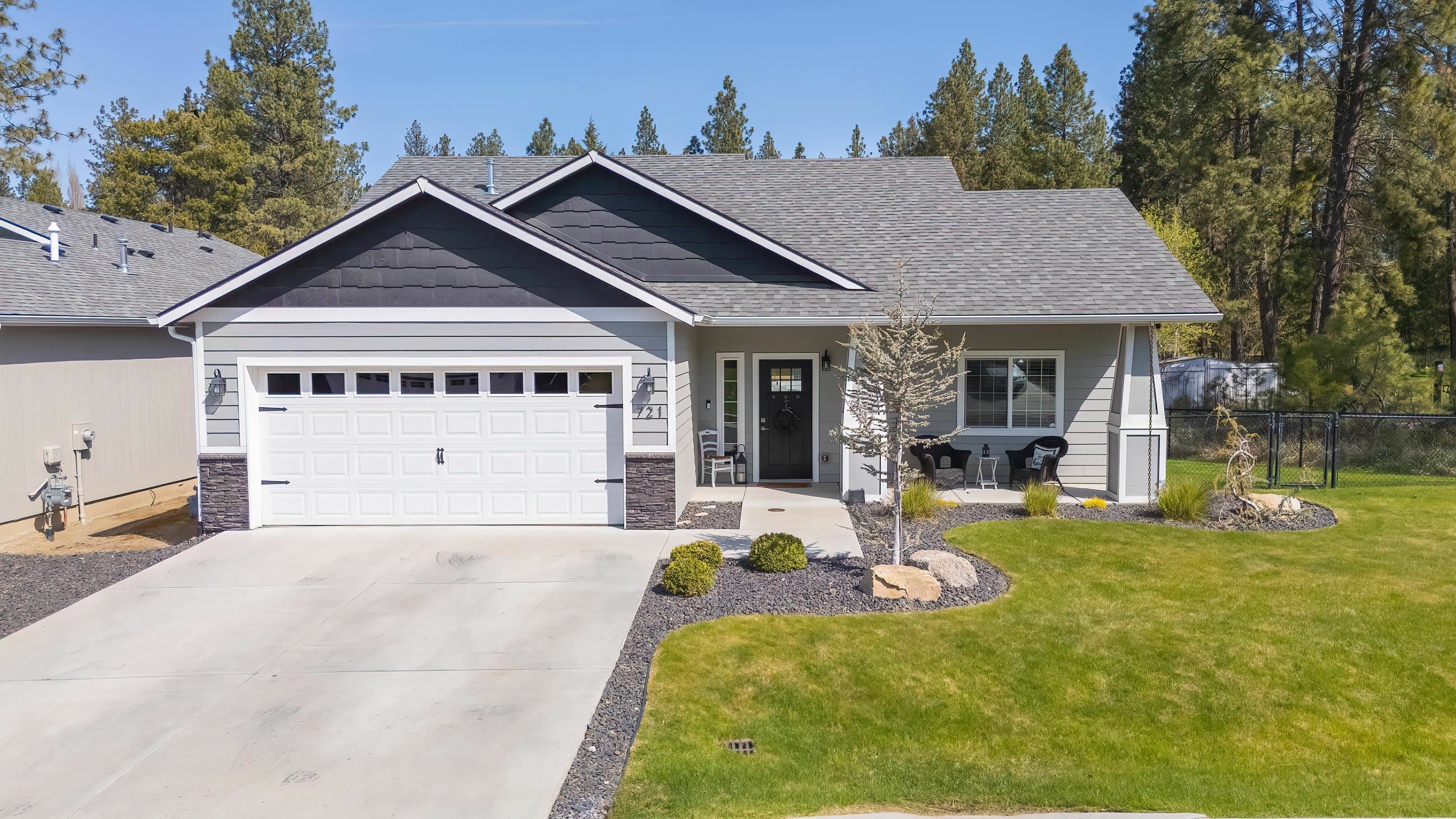 Property Photo: 721 E Canterbury Ln WA 99005