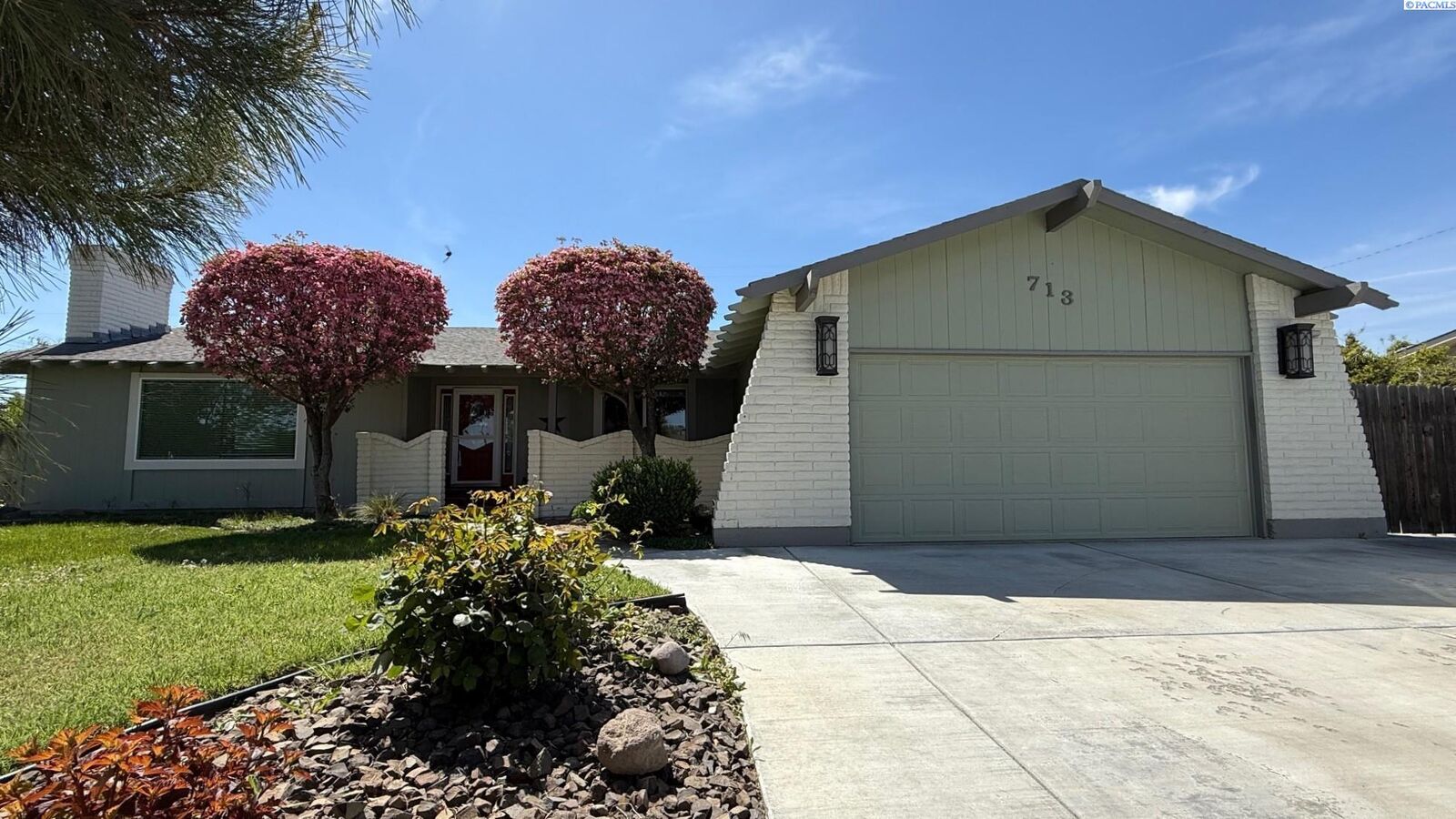 Property Photo:  713 W 25th Ave  WA 99337 