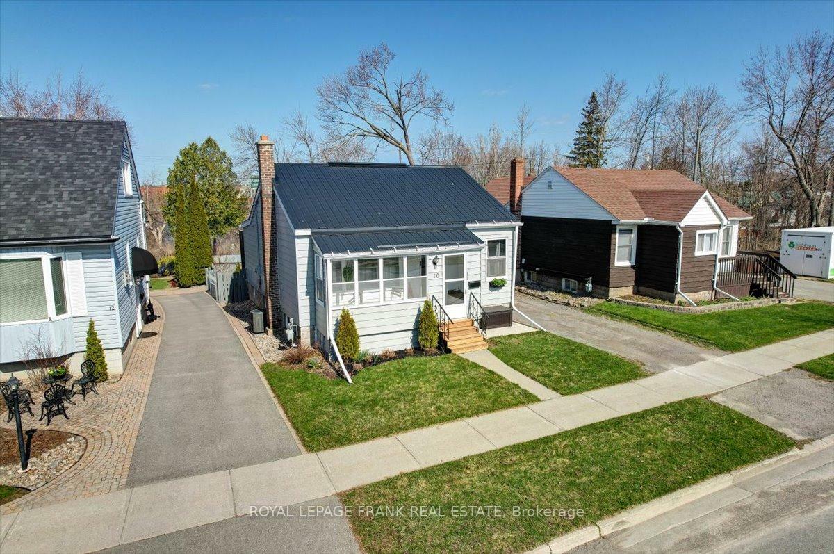 Property Photo: 10 Edgewater Boulevard ON K9H 1A2