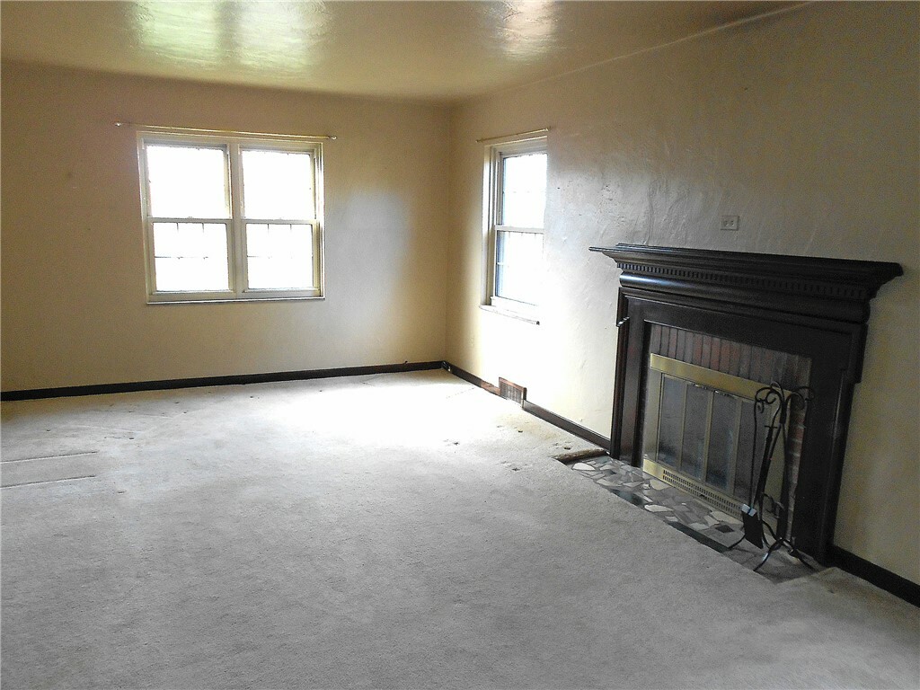 Property Photo: 552 Crestline Dr PA 15234
