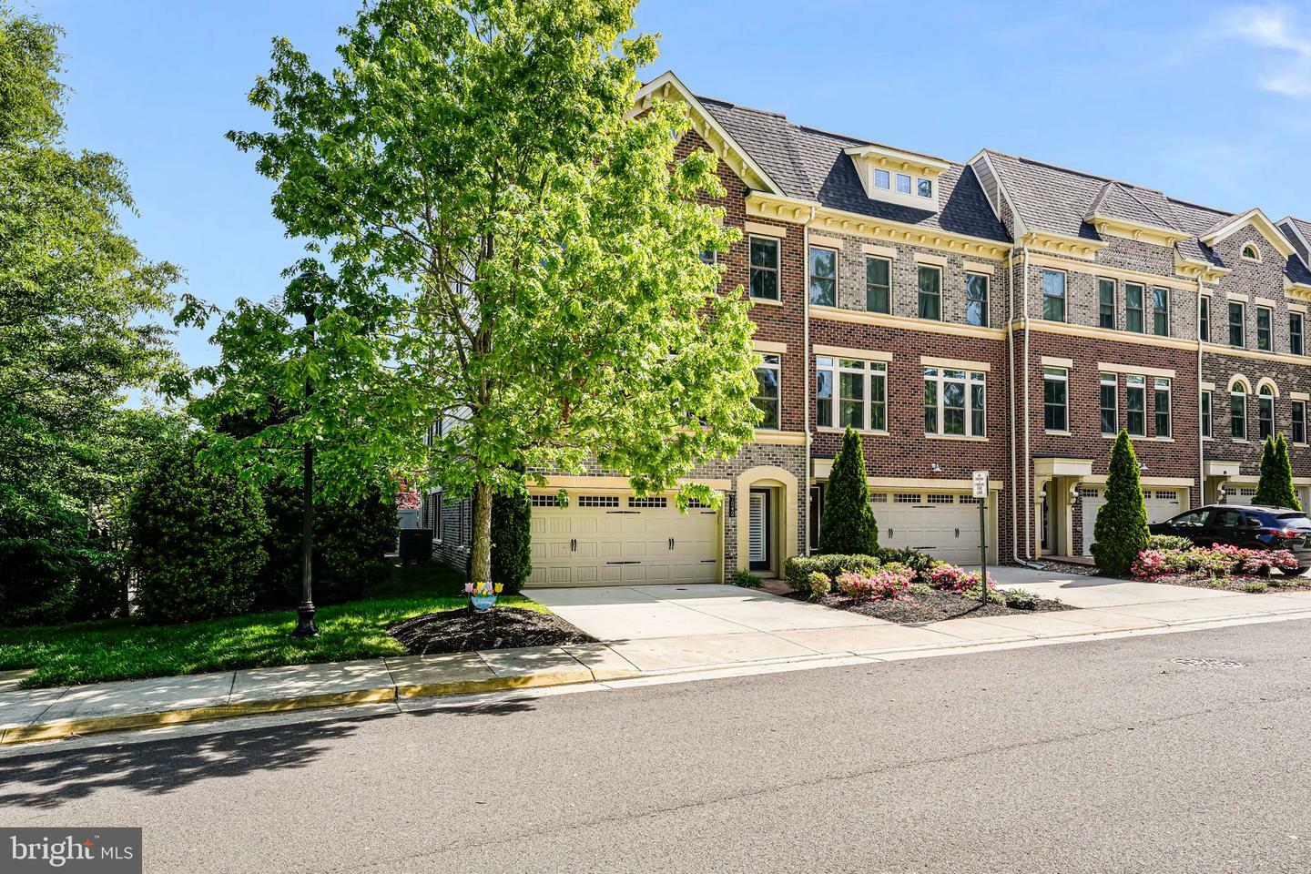 Property Photo: 7242 Magpie Lane VA 22043