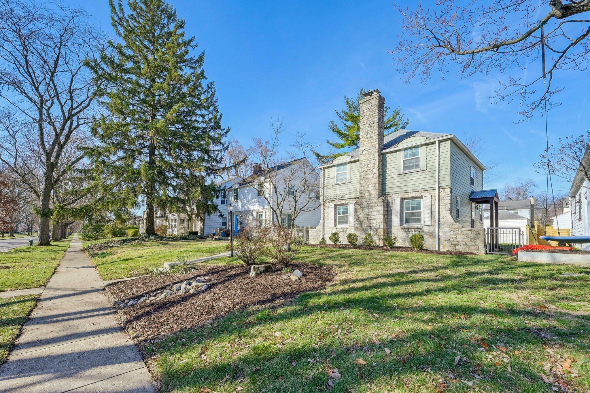 Property Photo: 909 S Roosevelt Avenue OH 43209