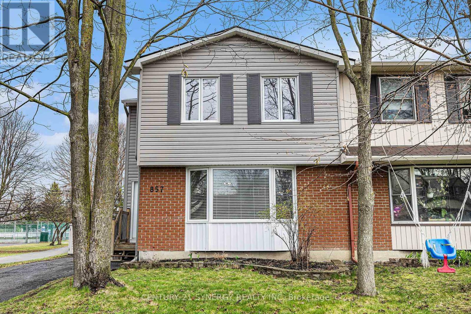 Property Photo: 857 Lawnsberry Drive ON K1E 1X8
