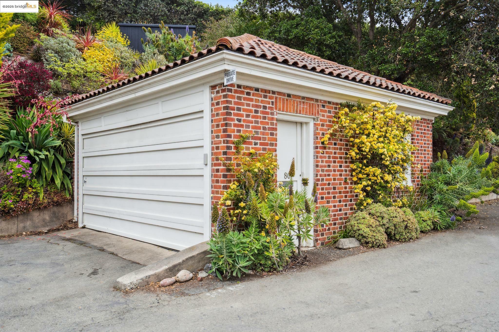 Property Photo:  80 Oak Ridge Rd  CA 94705 