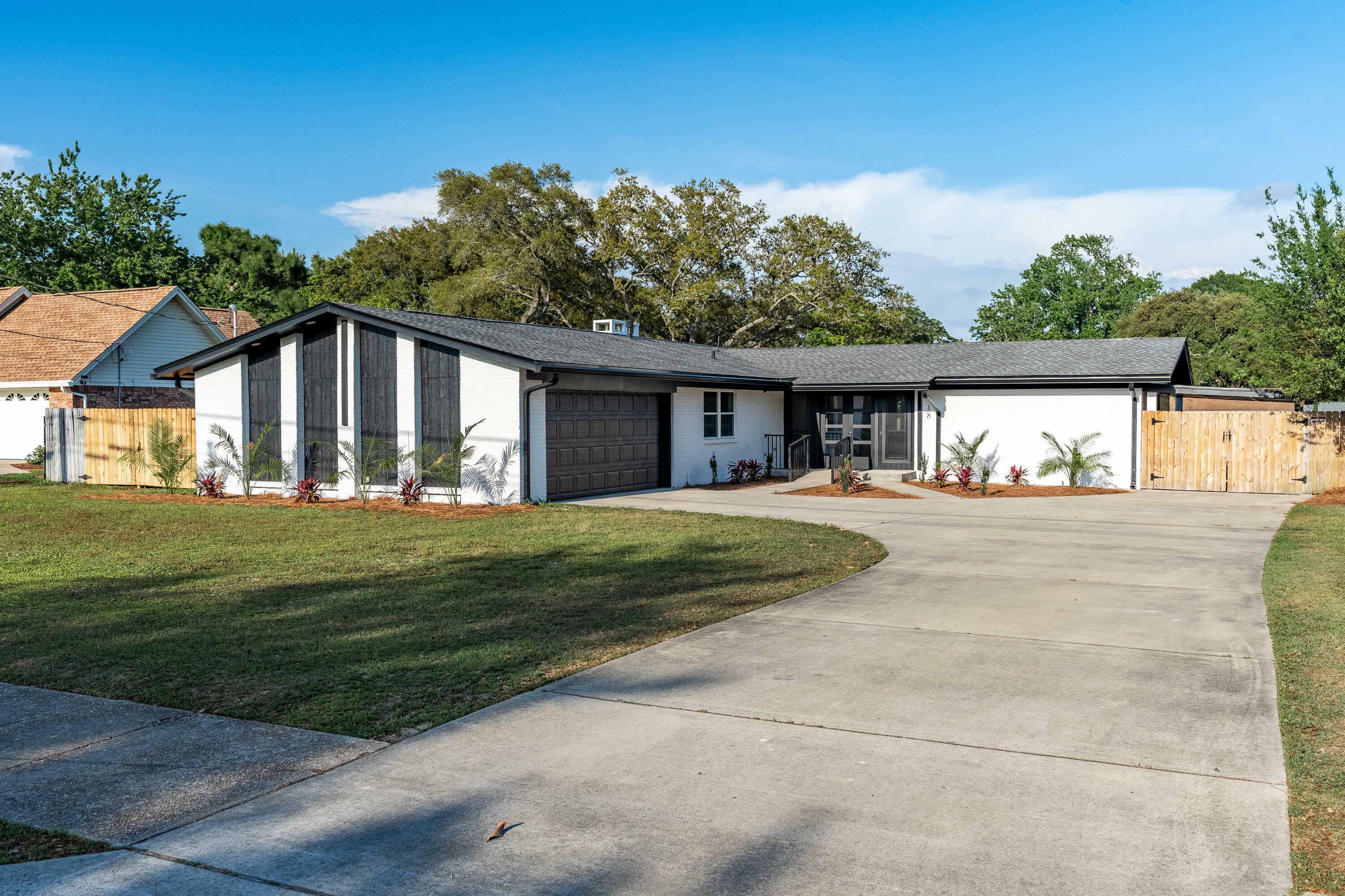 Property Photo:  618 NE Country Club Avenue  FL 32547 