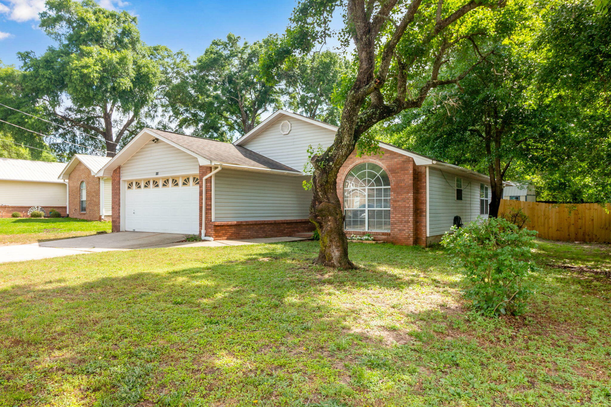 Property Photo: 960 Valley Road FL 32539