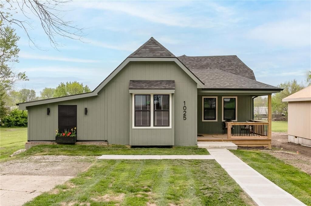 Property Photo:  1025 Chestnut Avenue  KS 66064 