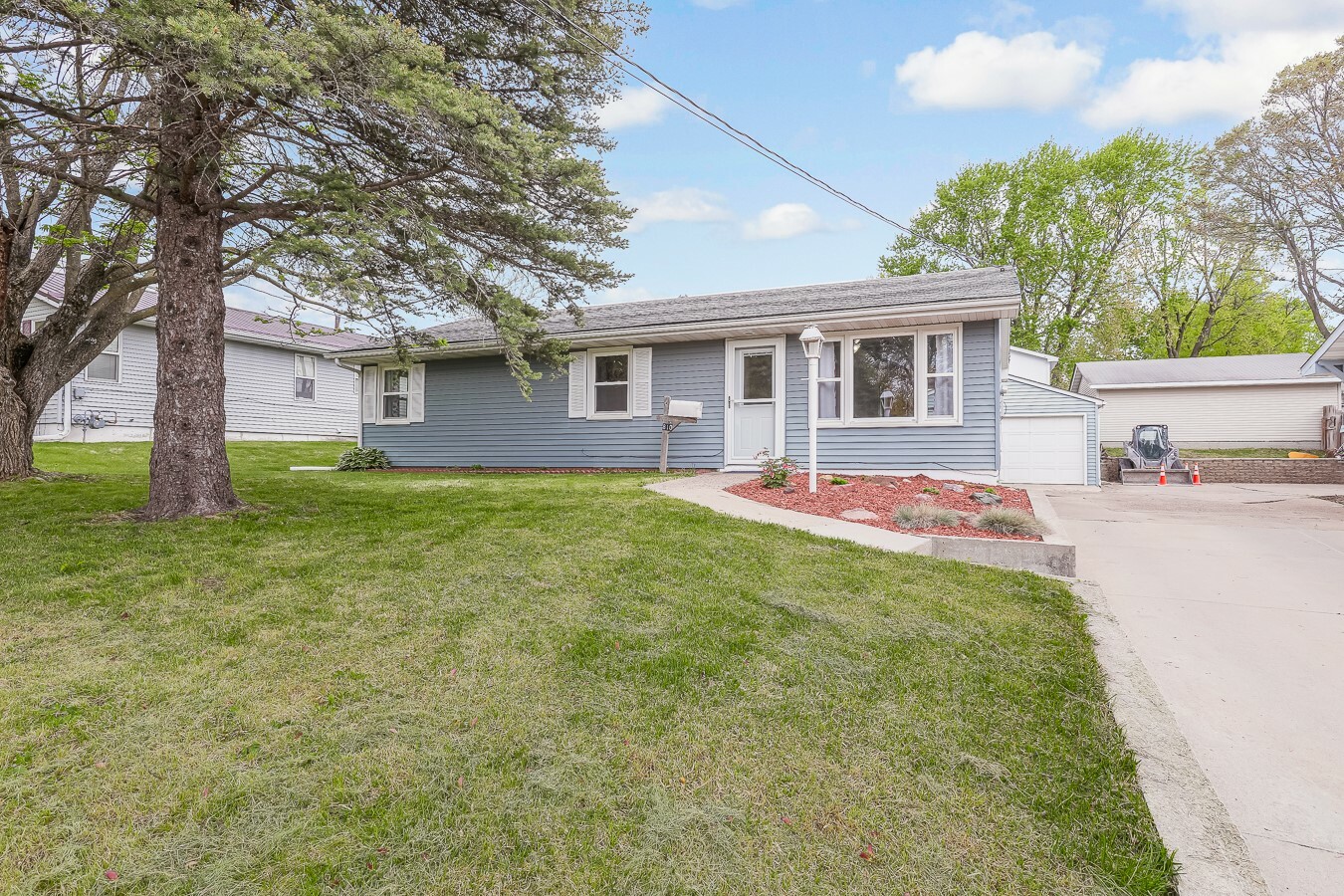 Property Photo: 810 S Dayton Street IA 50138