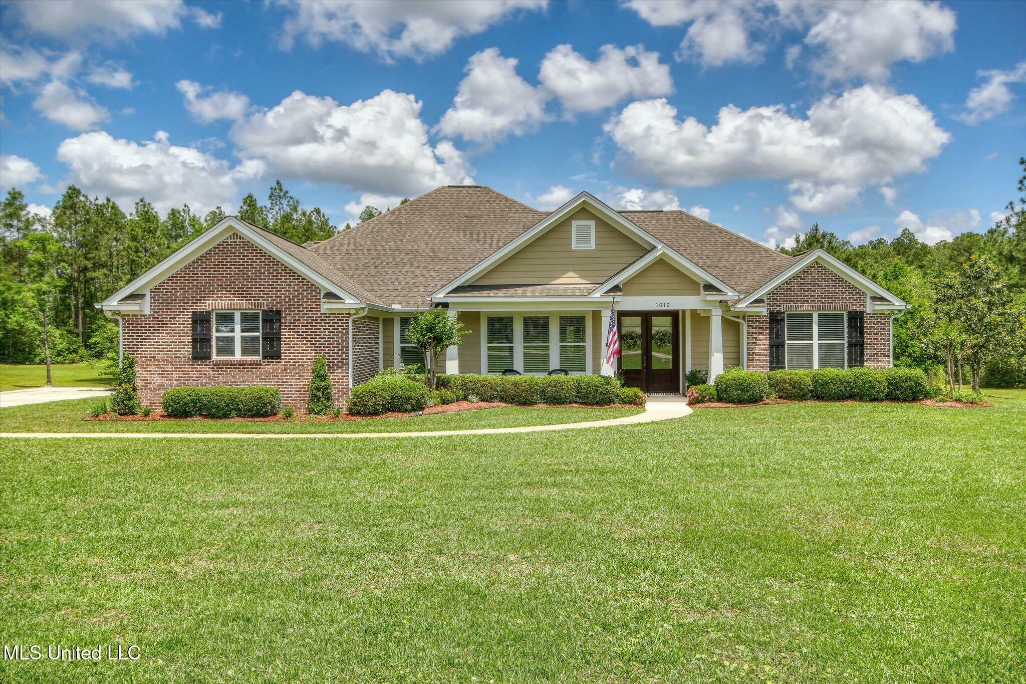 Property Photo: 1010 Fenton Place Drive MS 39556