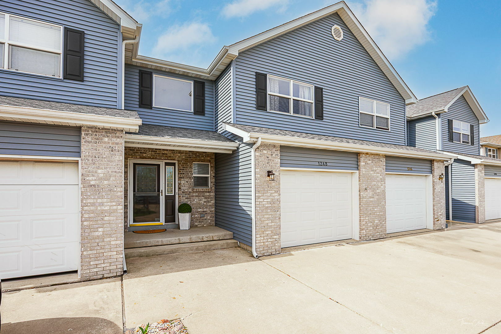 Property Photo: 1248 E Arnold Road IL 60548