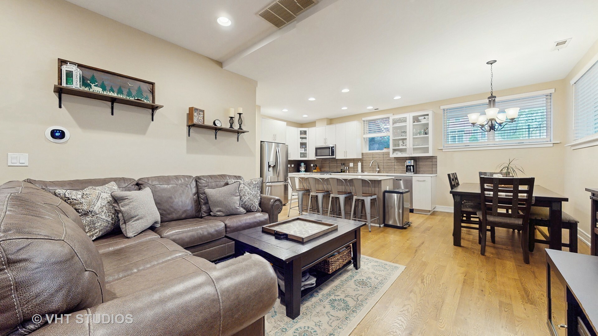 Property Photo: 4627 N Beacon Street 1B IL 60640