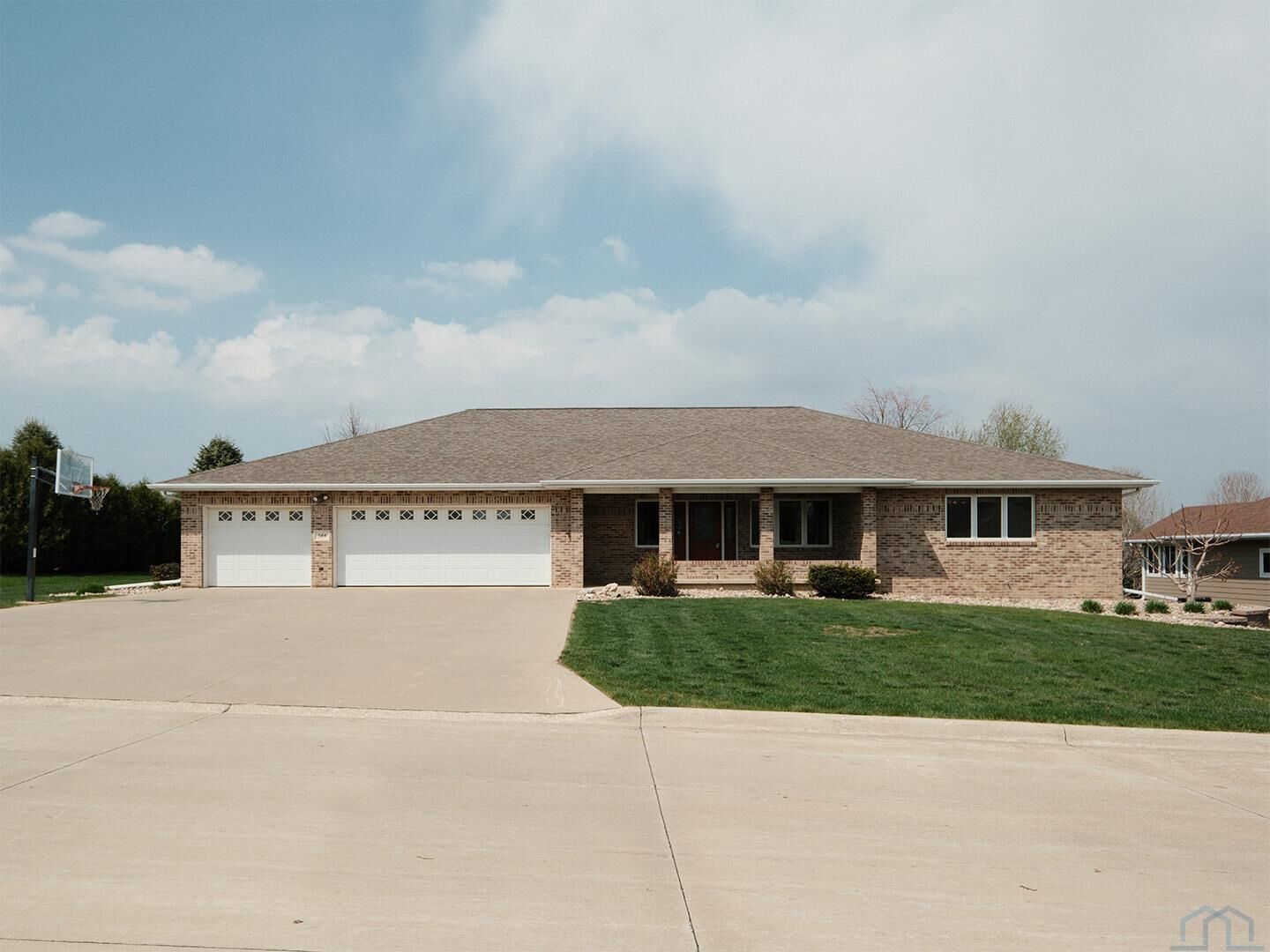 Property Photo:  544 13th Street Circle SE  IA 51250 
