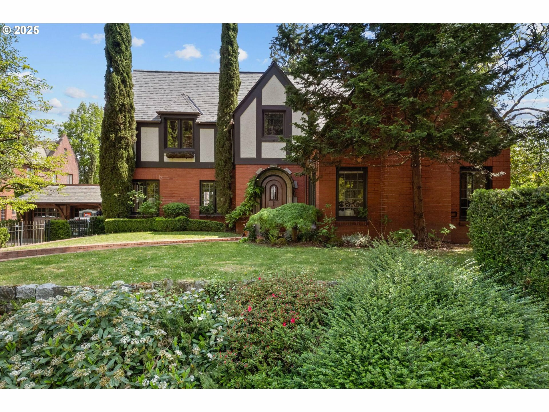 Property Photo: 1034 SW Douglas Pl OR 97205
