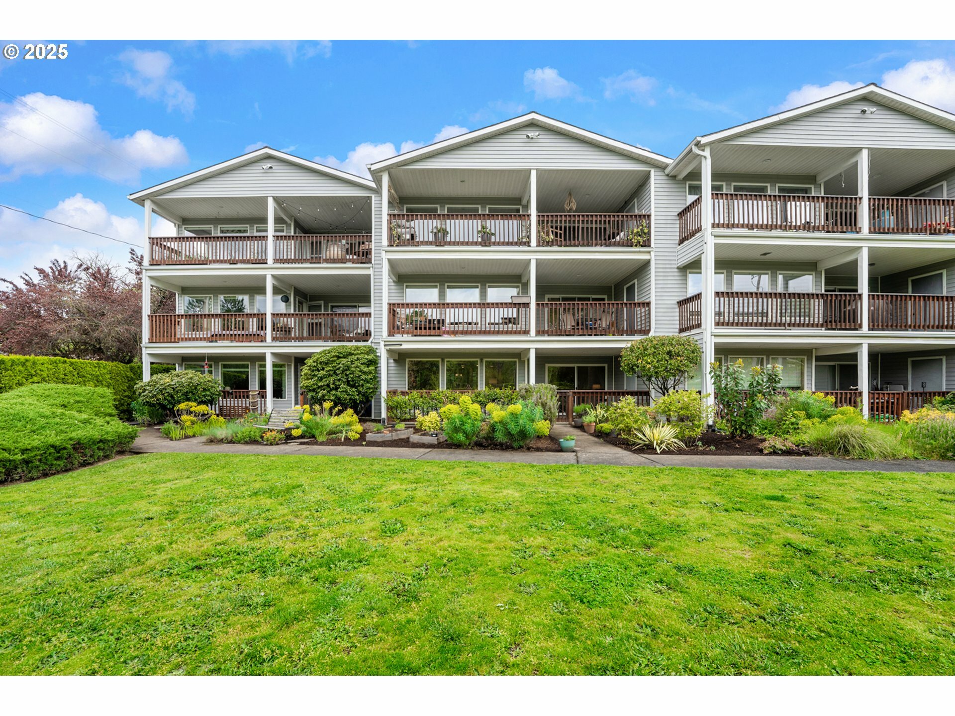 Property Photo: 6708 N Richmond Ave OR 97203