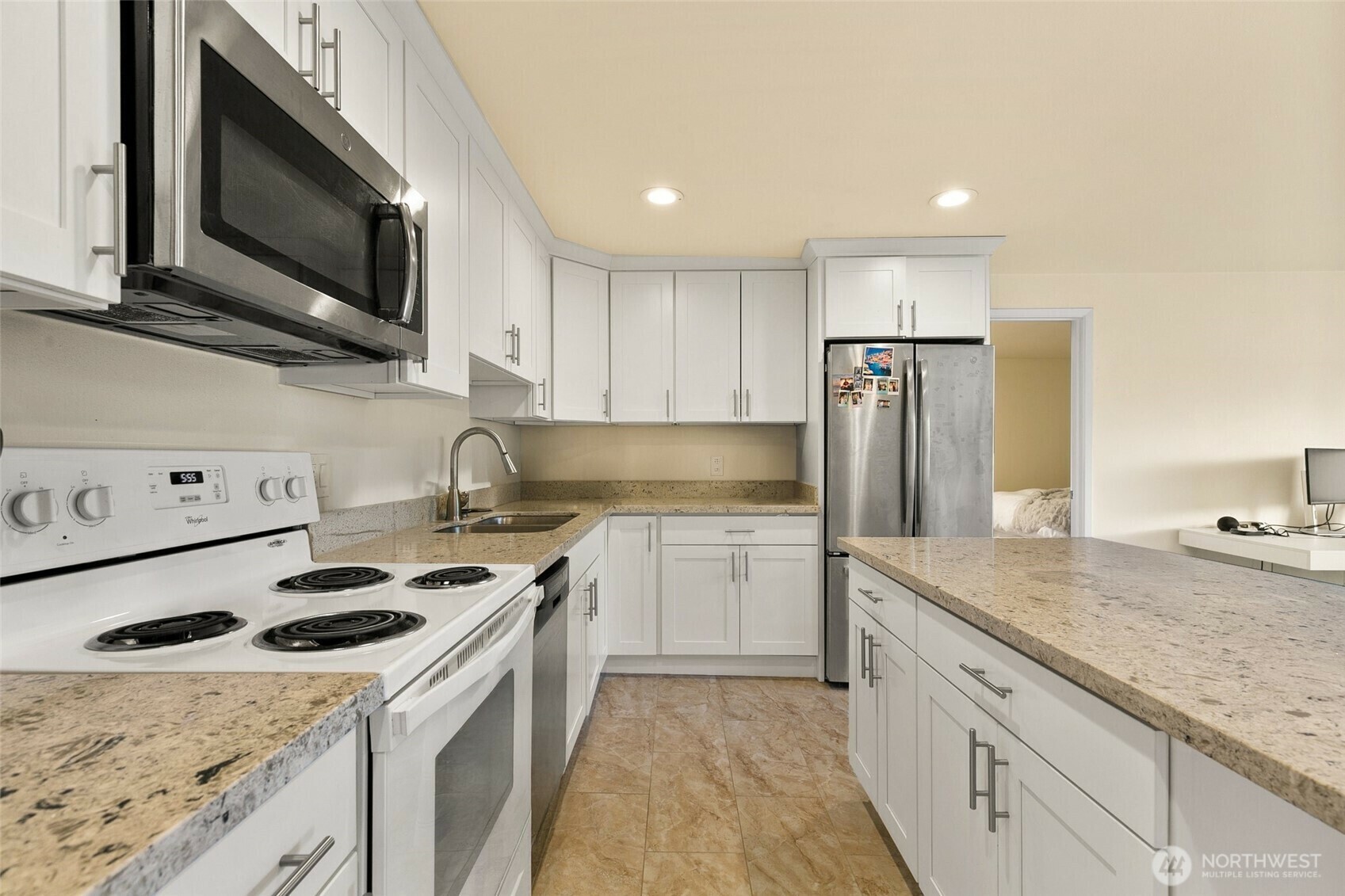 Property Photo: 11008 NE 68th Street 721 WA 98033