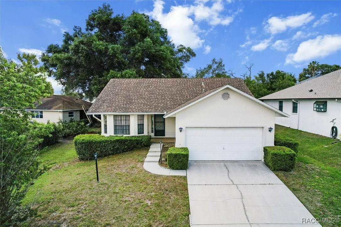 Property Photo: 874 W Colbert Court FL 34465