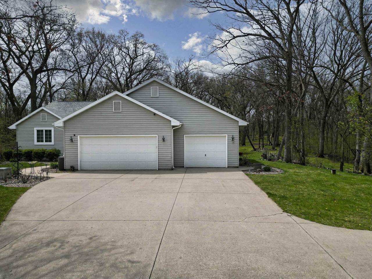 Property Photo: 2049 West Glenmoor Lane WI 53545