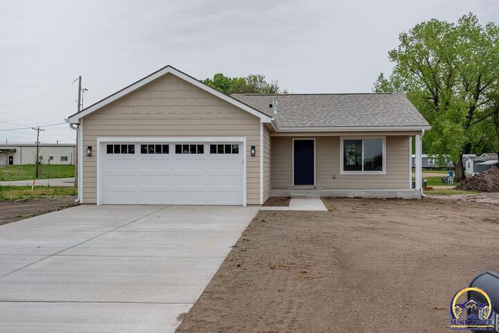Property Photo: 1928 NW Vail Ct KS 66608