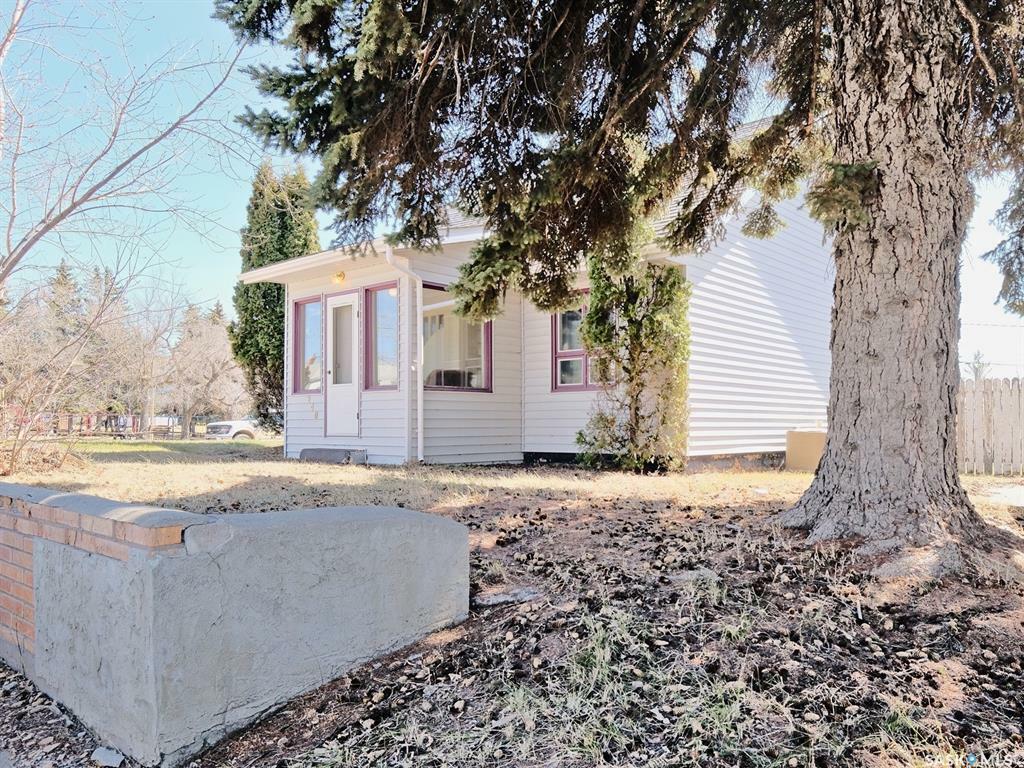 Property Photo: 240 3rd Avenue E SK S0L 2V0
