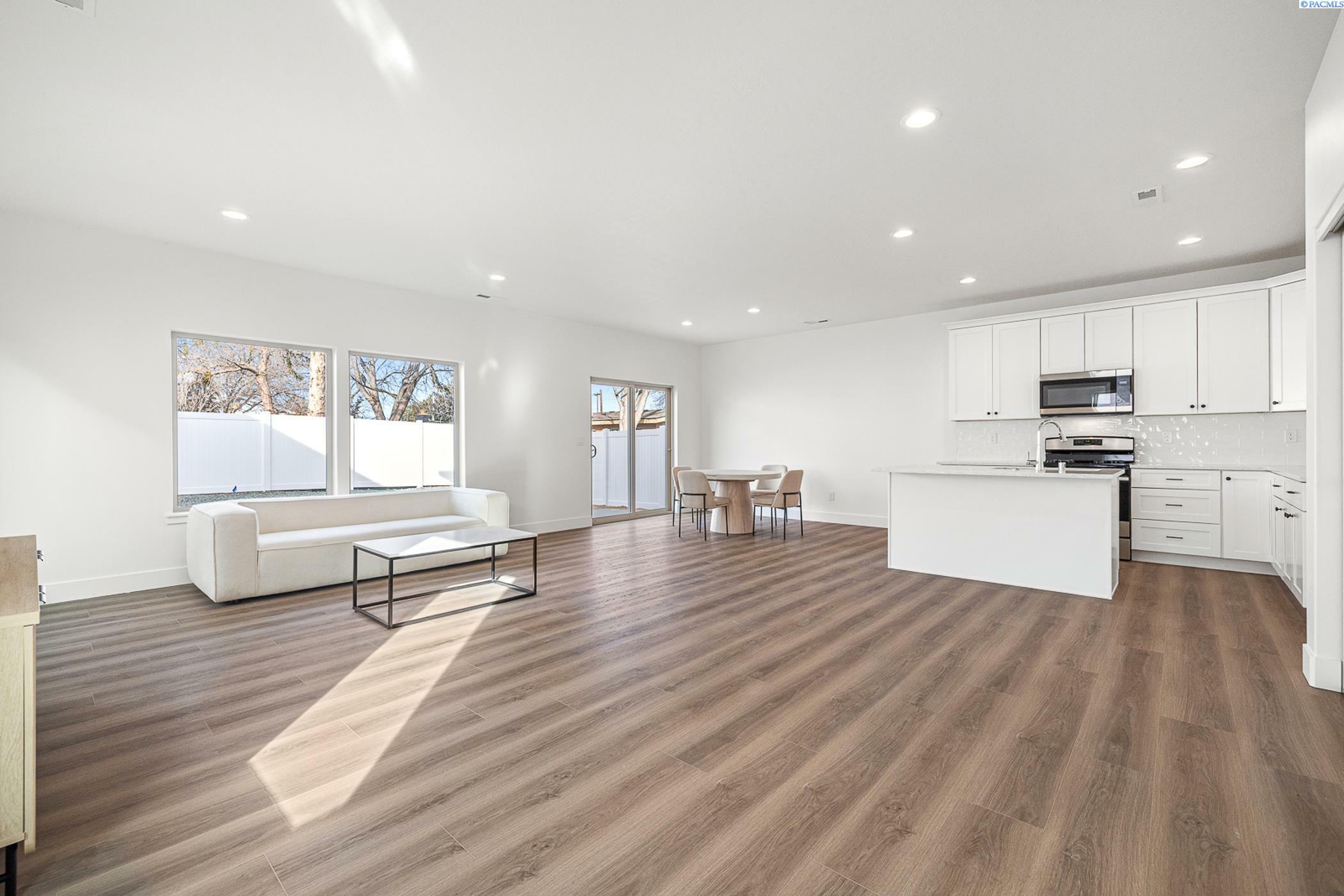 Property Photo: 1030 S Underwood Pl WA 99337