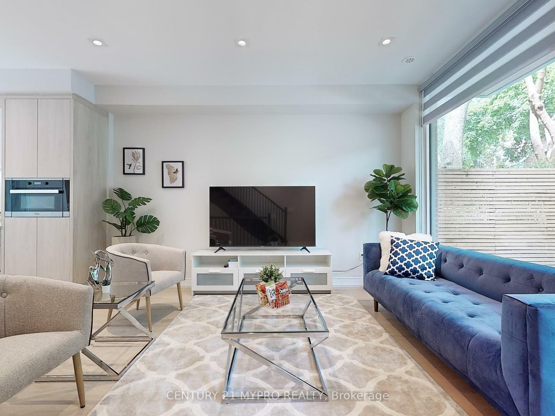 Photo de la propriété: 31A Dundonald Street ON M4Y 1K3