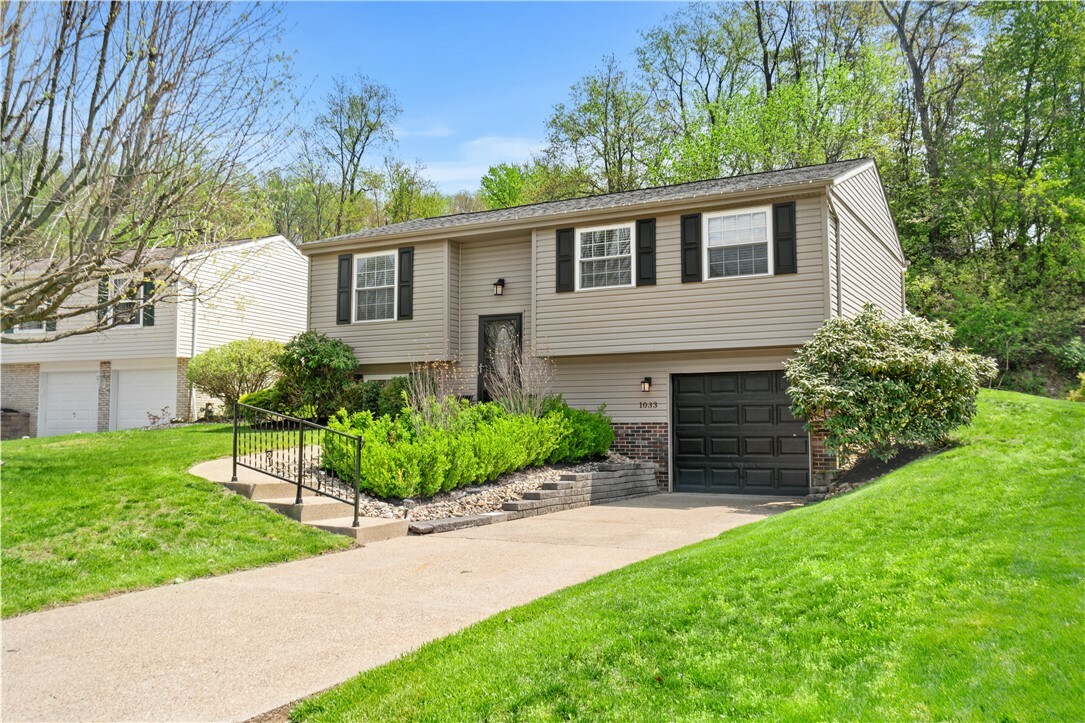 Property Photo: 1033 Barnsley Dr PA 15129