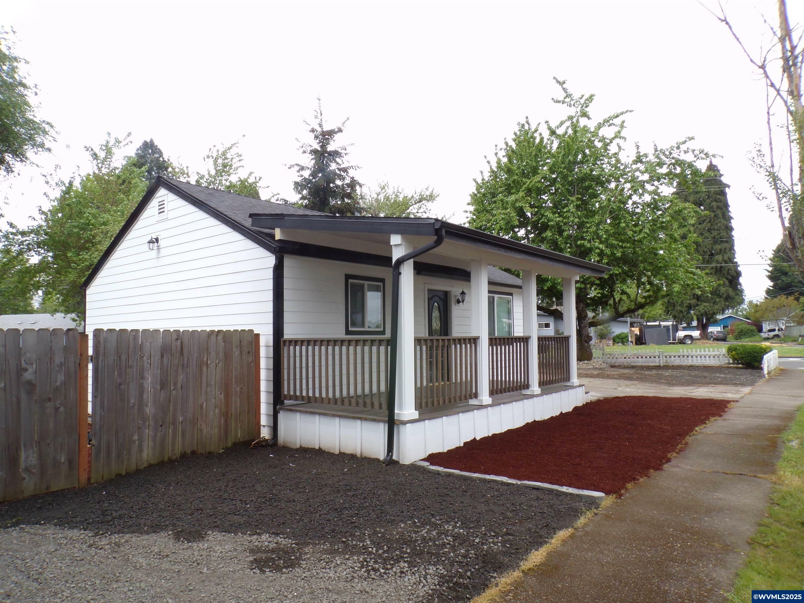 Property Photo:  870 Lincoln St  OR 97071 