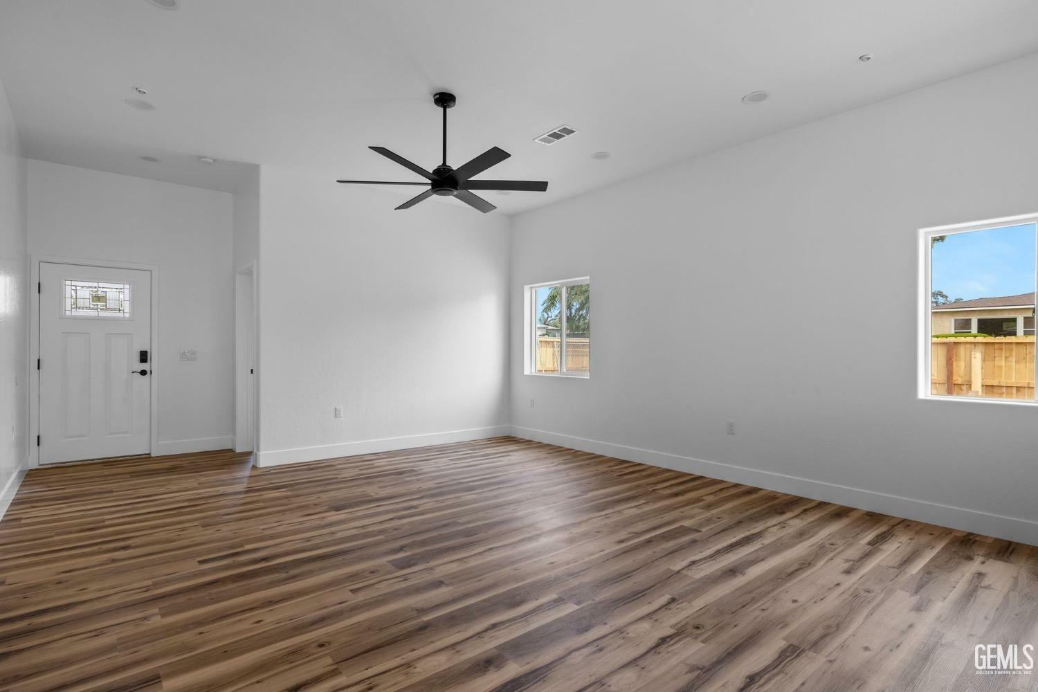 Property Photo: 1105 3rd Street CA 93304