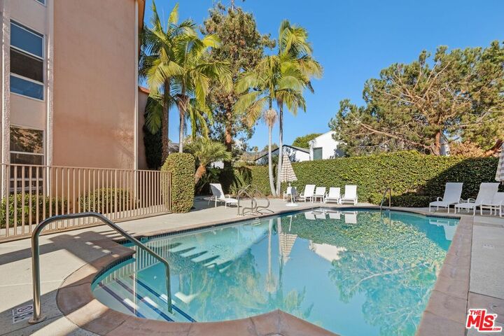 Property Photo: 2045 4th St CA 90405