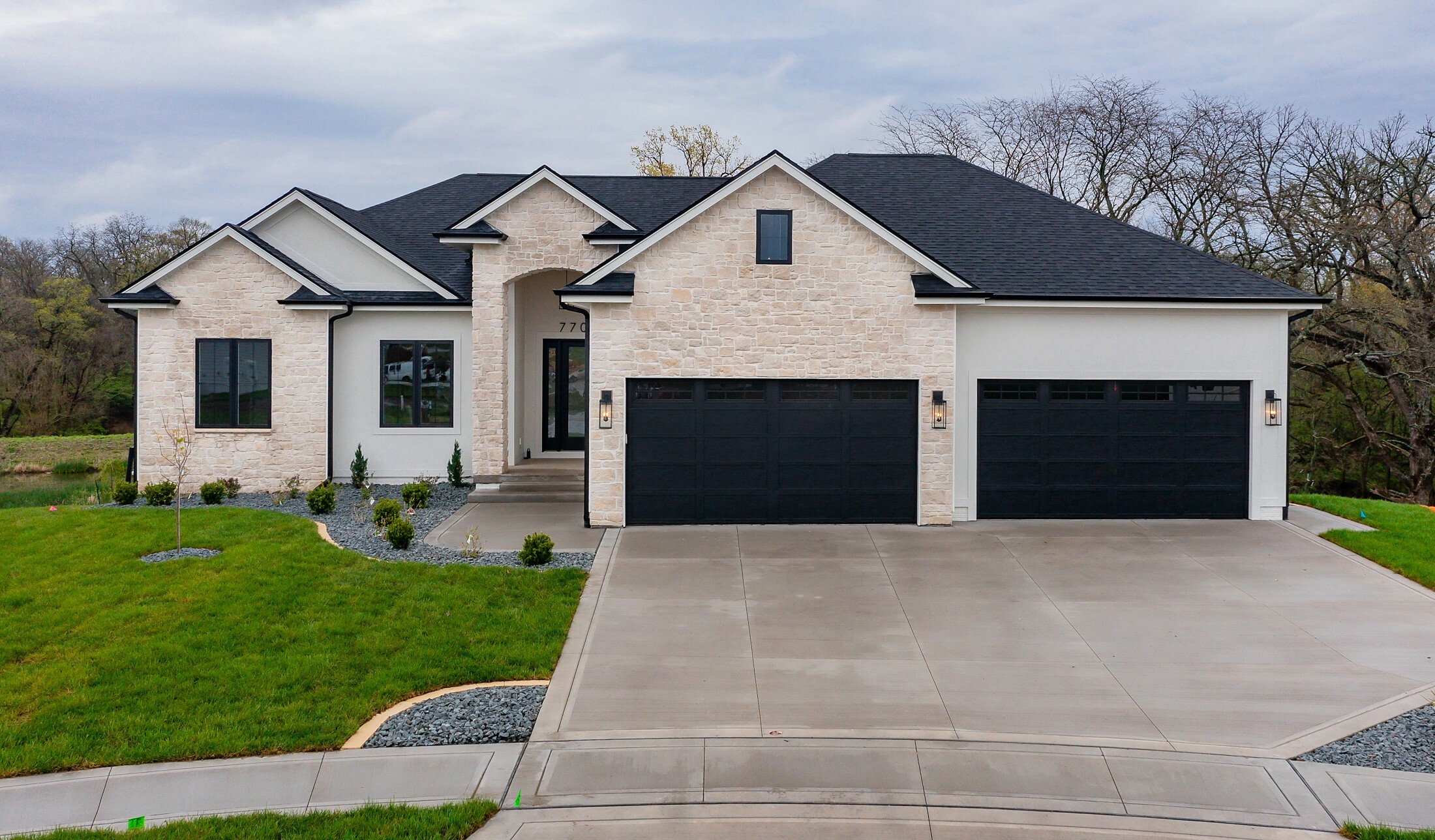 Property Photo: 770 Canterbury Circle IA 50263