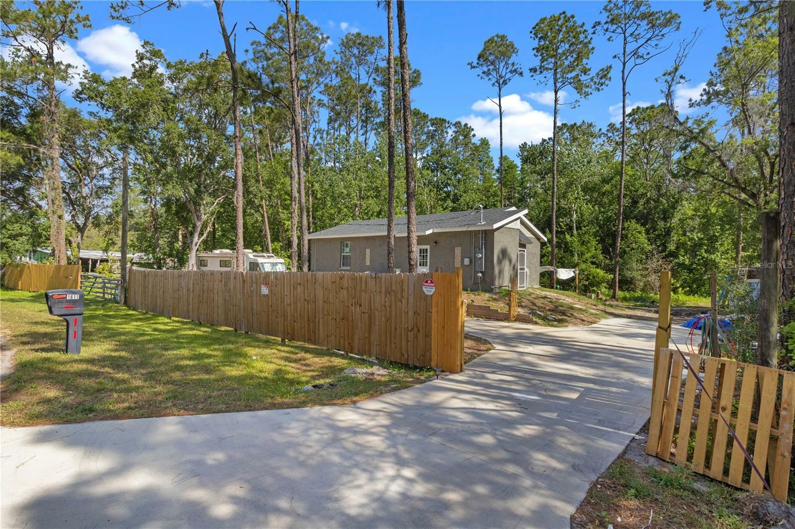 Property Photo: 1611 Creekwood Run FL 33809