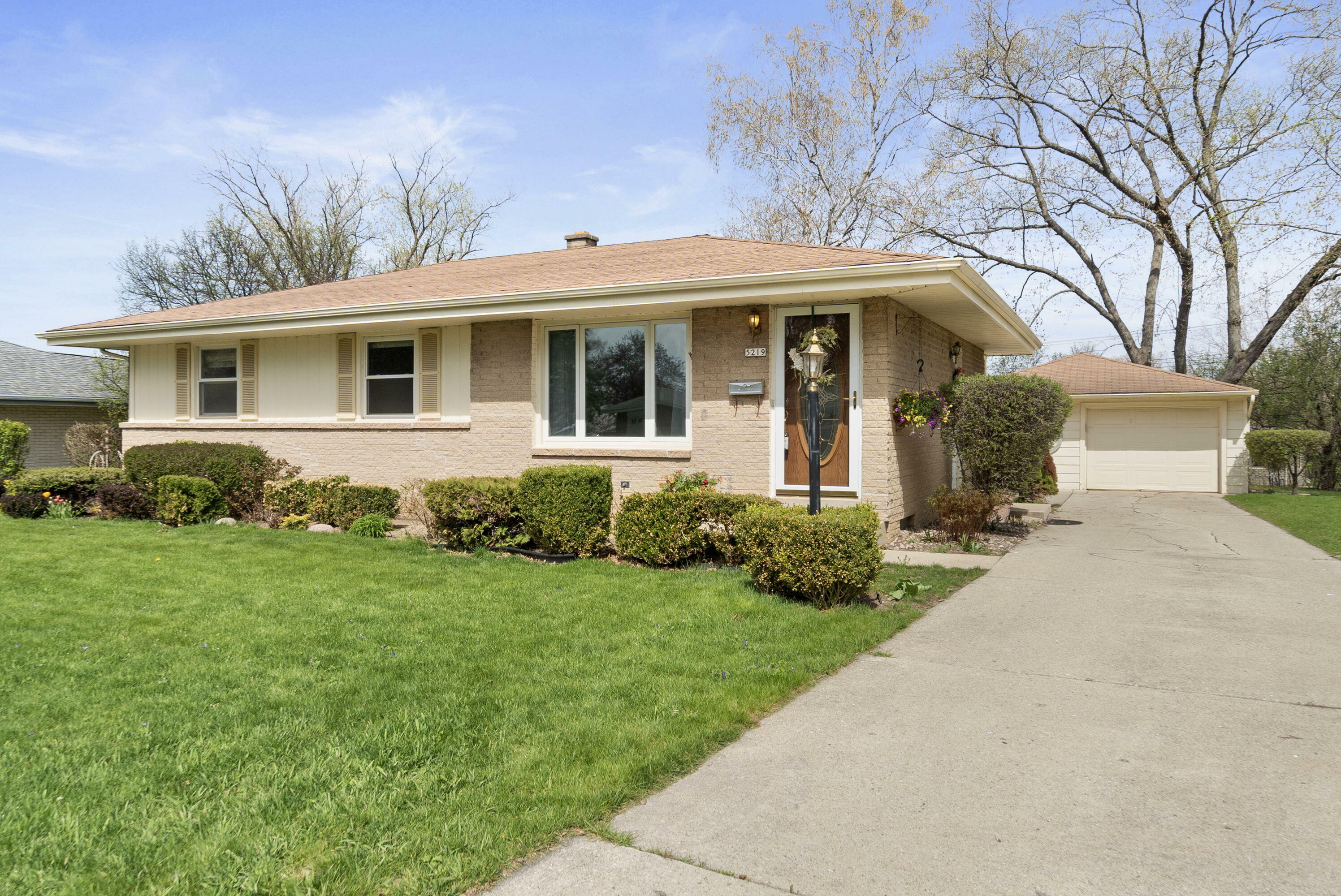 Property Photo: 5219 Millshire Rd WI 53129