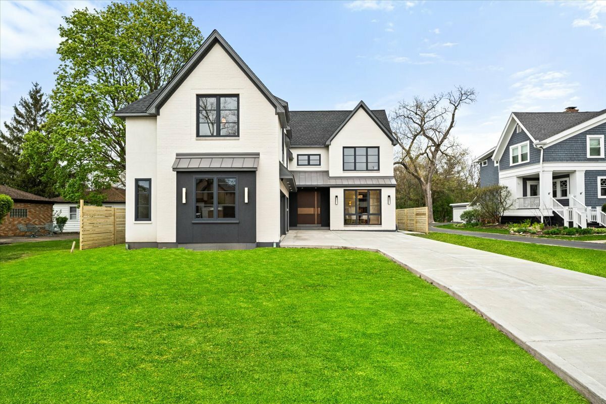 Property Photo: 377 S Prairie Avenue IL 60126