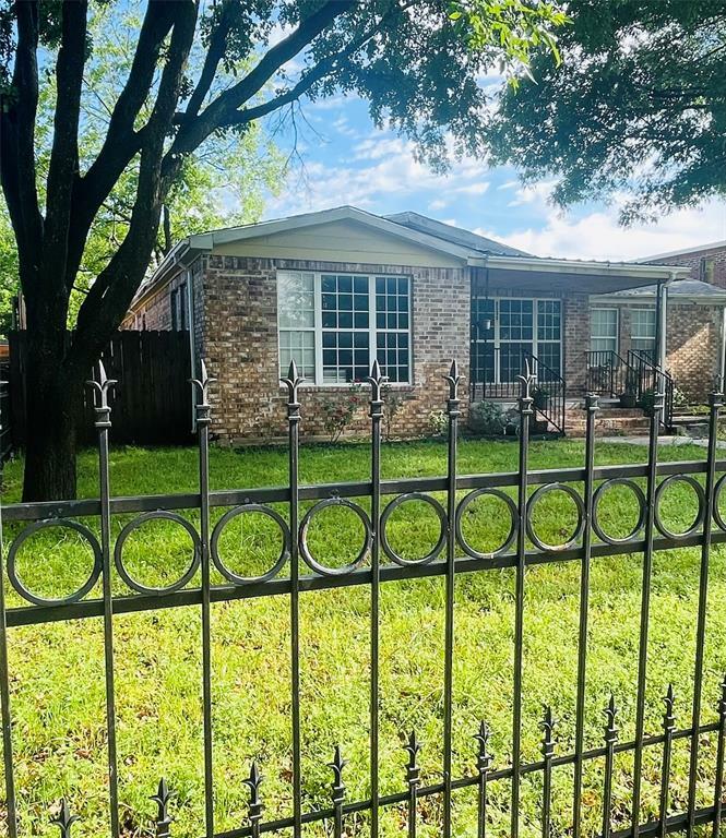 Property Photo: 9539 Dale Glade Drive TX 75217