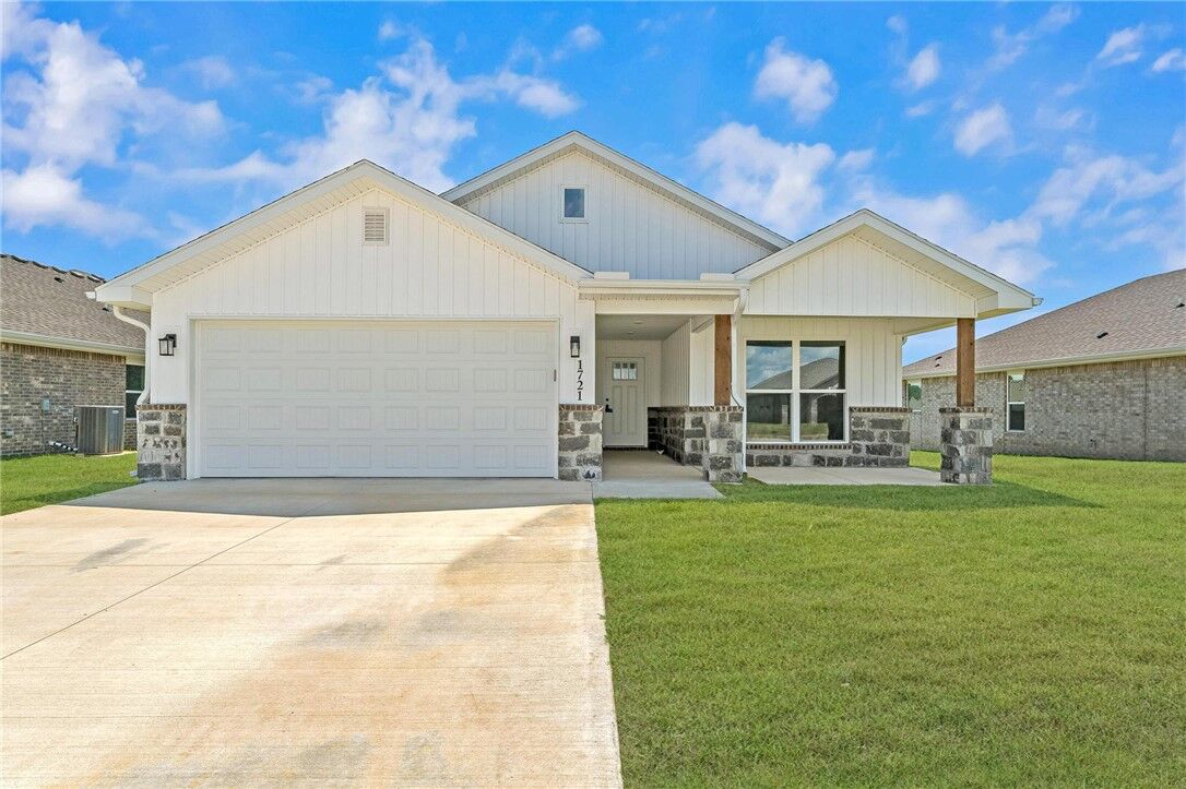 Property Photo:  1721 Ferguson Street  AR 72751 