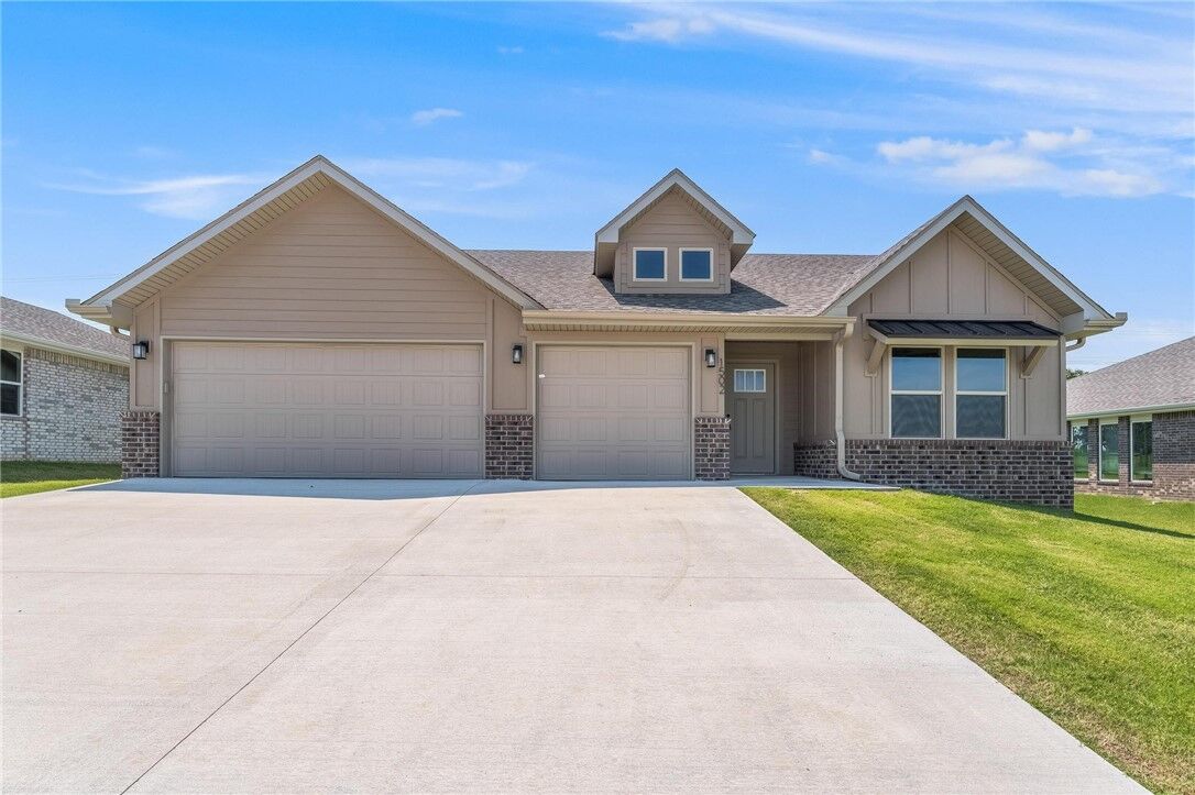 Property Photo:  1502 E Vangston Drive  AR 72761 