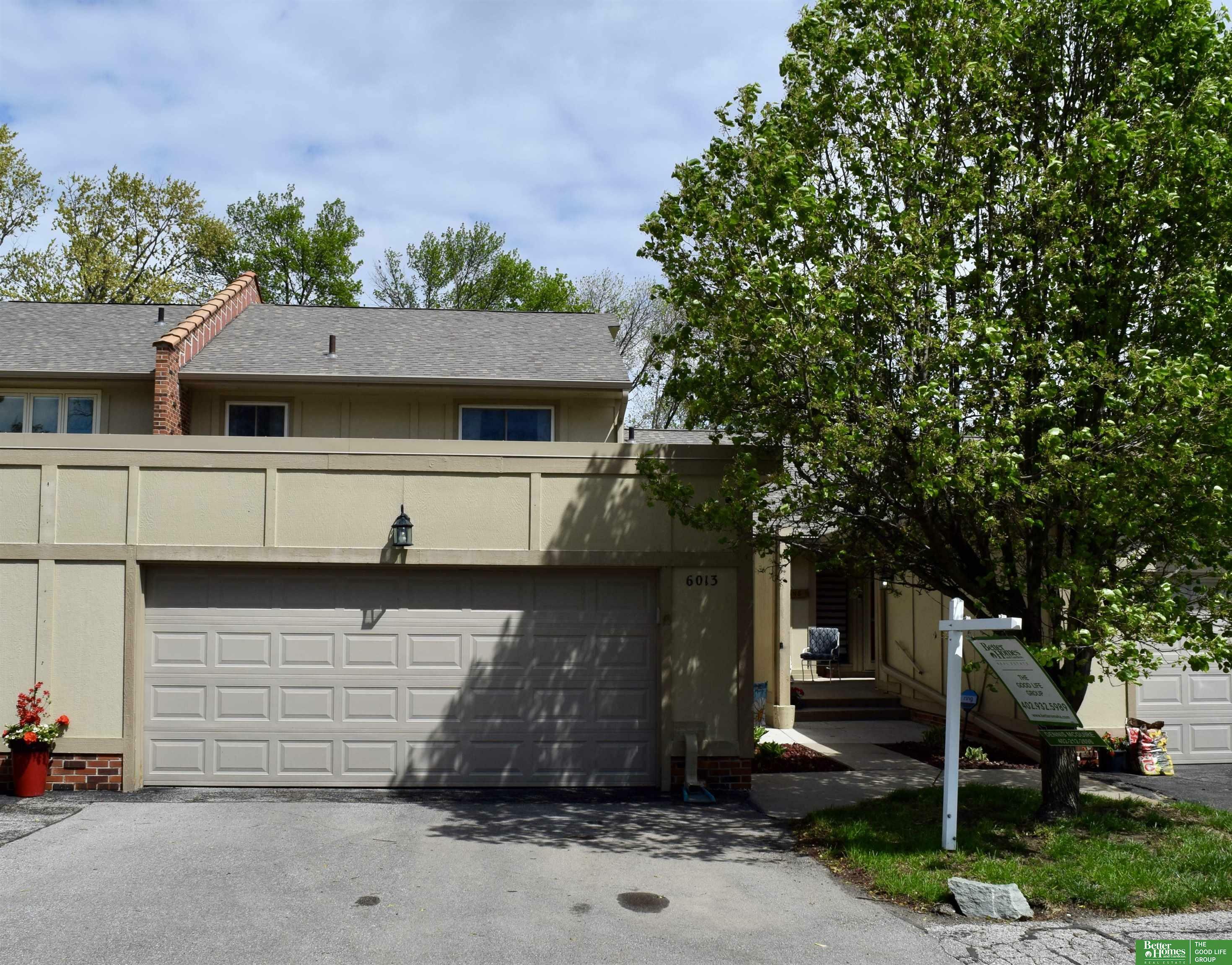 Property Photo: 6013 Oakcrest Plaza 33 NE 68137
