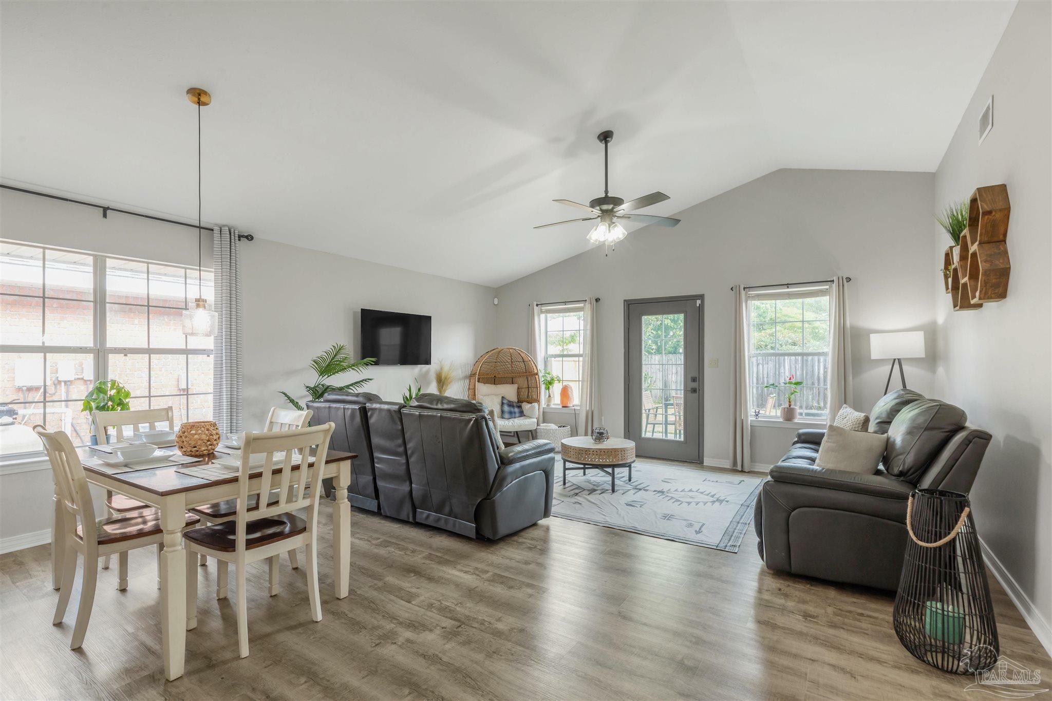 Property Photo: 1617 Sutton Place Dr FL 32547