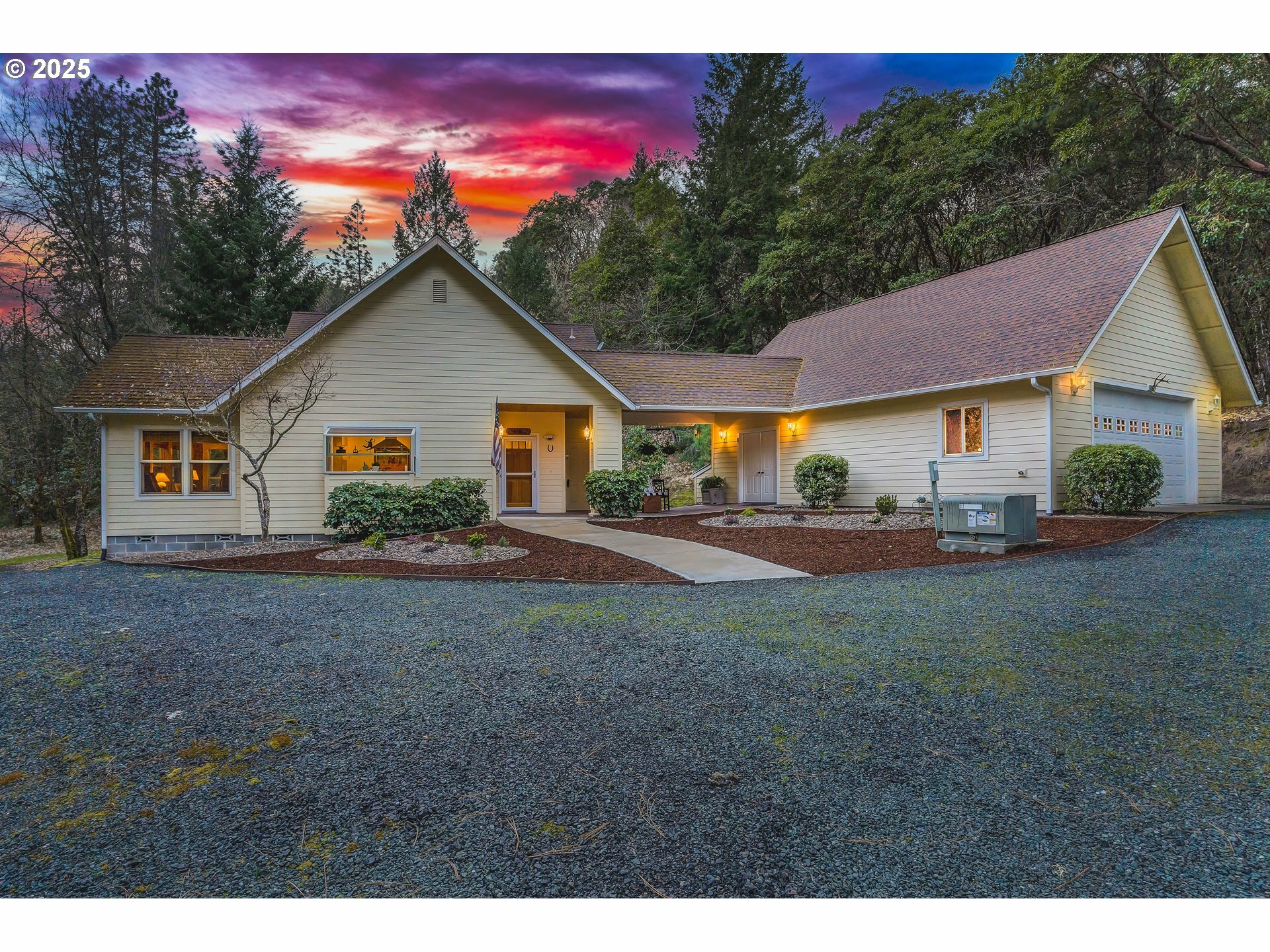 Property Photo: 780 Pinecrest Dr OR 97526