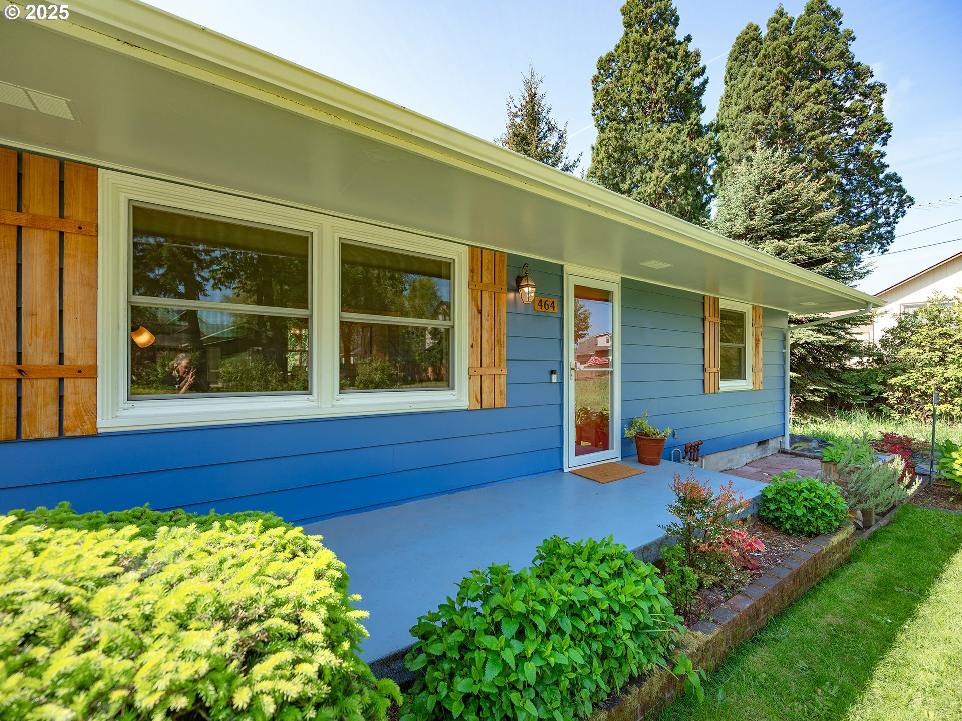 Property Photo: 464 Spring Creek Dr OR 97404