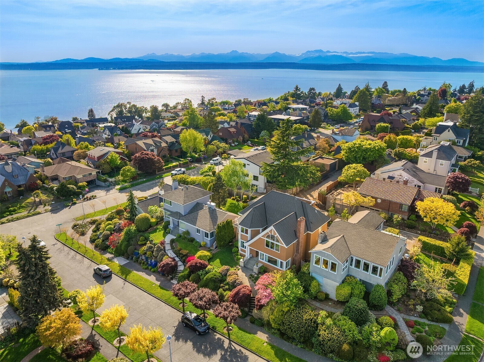 Property Photo: 2465 Crestmont Place W WA 98199