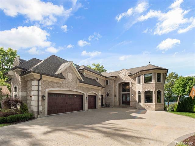 Property Photo: 5820 Lakeview Avenue MI 48323
