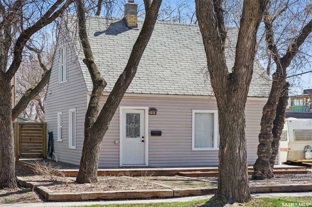 Property Photo: 1212 F Avenue N SK S7L 1X3