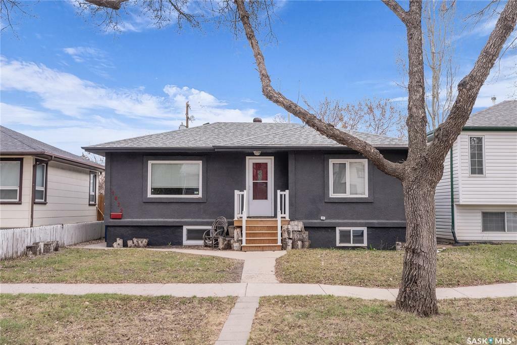 Property Photo: 1422 B Avenue N SK S7L 1G8