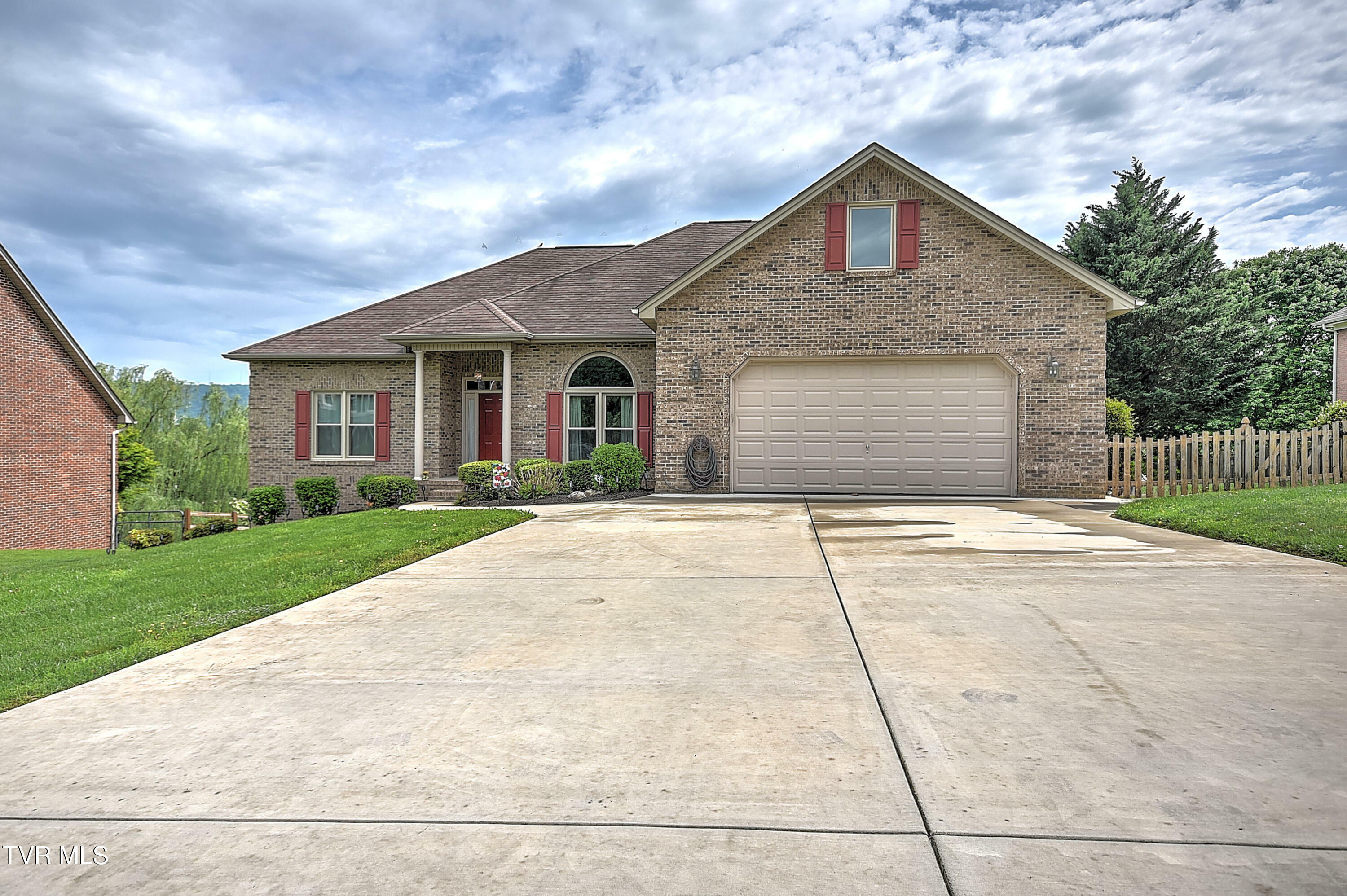 Property Photo: 1009 Allandale Circle TN 37660