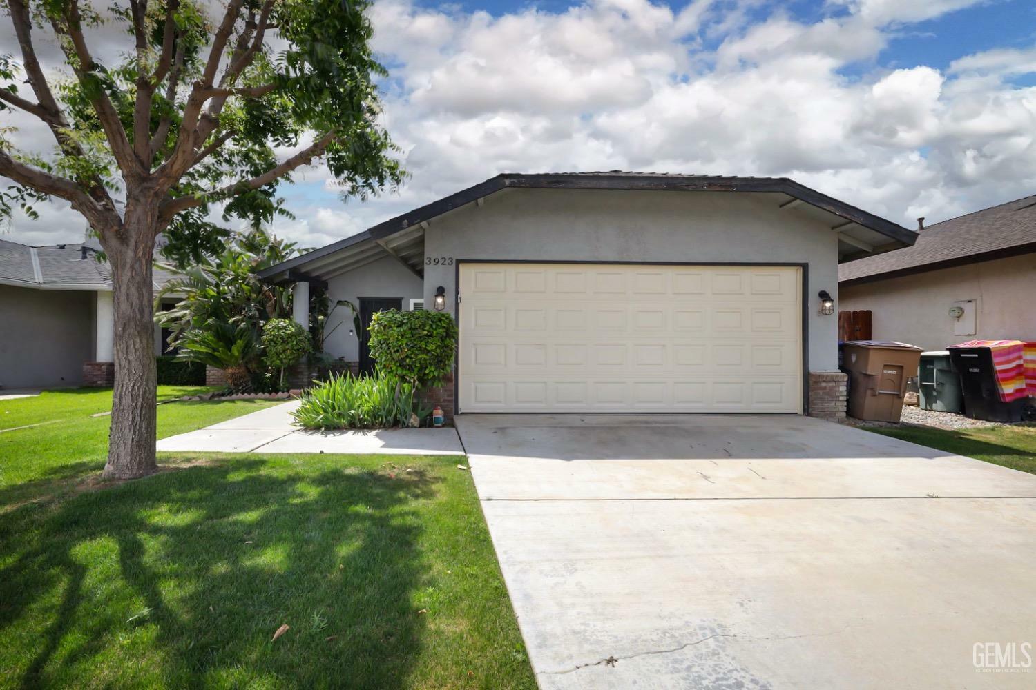 Property Photo:  3923 Park View Drive  CA 93311 