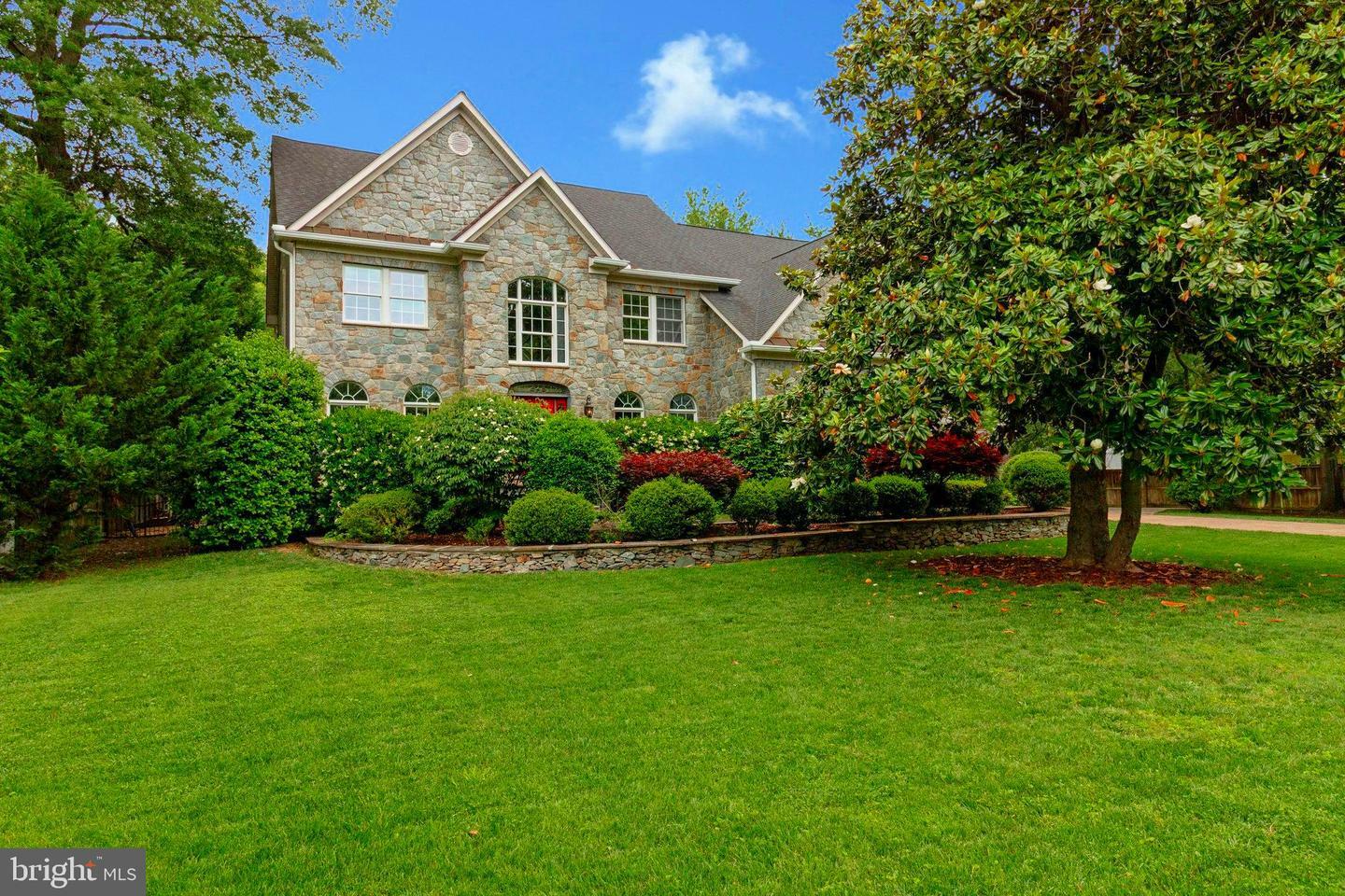 2504 Sherwood Hall Lane  Alexandria VA 22306 photo
